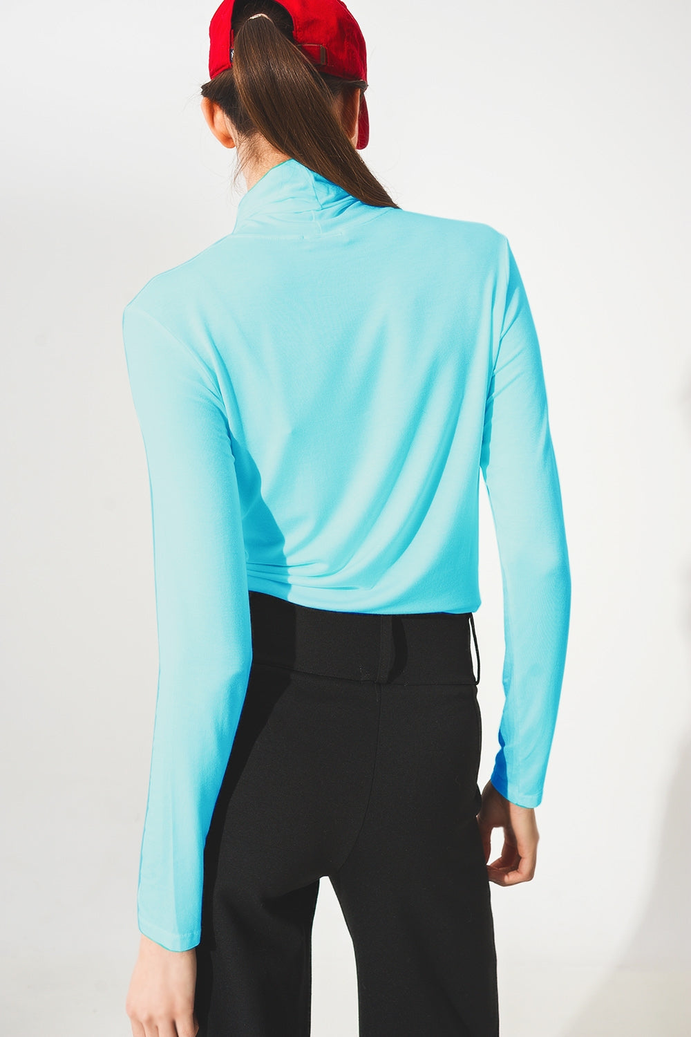 Top in modal a maniche lunghe con collo alto in blu