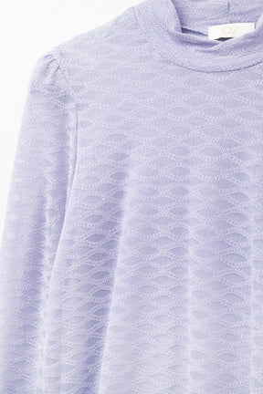 Top in pizzo lilla con collo alto e dettaglio polsino