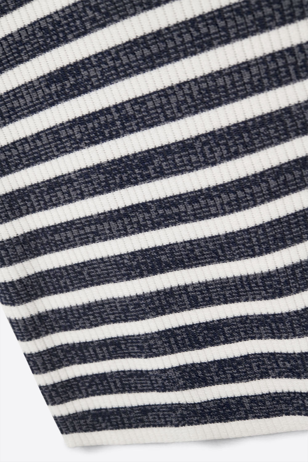 Top navy con strisce e spalline bianche