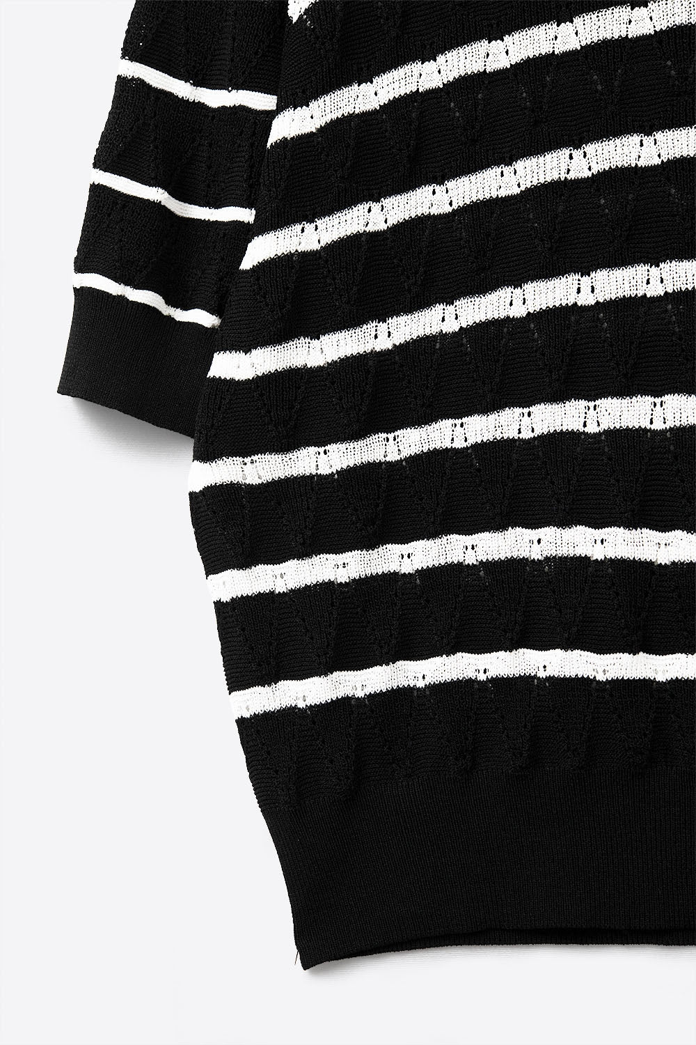 Top nero in maglia traforata con maniche corte e strisce bianche