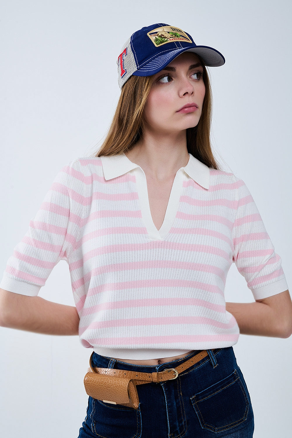 Q2 Top polo in maglia bianca con strisce rosa