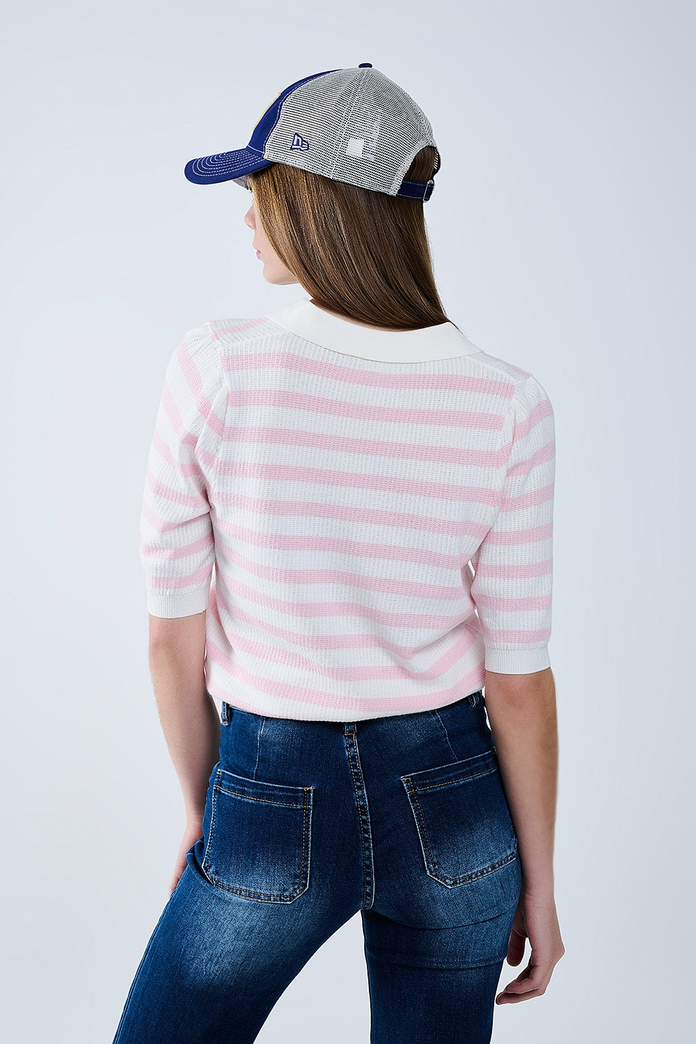 Top polo in maglia bianca con strisce rosa