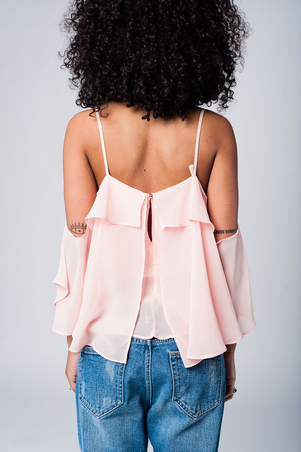 Top rosa chiaro con spalle scoperte