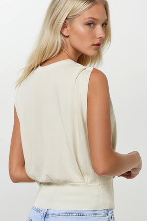 Top senza maniche in maglia con drappeggio sulle spalle in beige