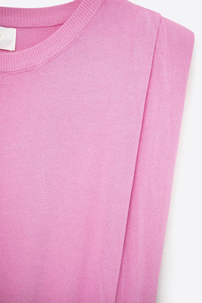 Top senza maniche in maglia con drappeggio sulle spalle in fucsia