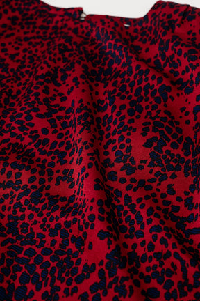 top senza maniche in raso rosso con stampa animalier