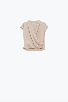 Top seta beige incrociata con scollo a V e maniche corte