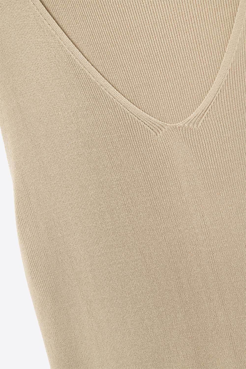 Top smanicato in maglia fine color cammello con scollo a V