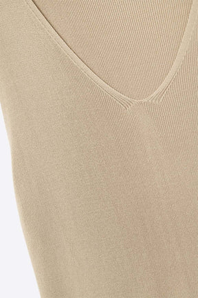 Top smanicato in maglia fine color cammello con scollo a V
