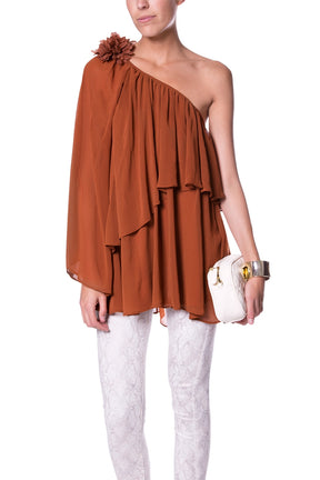 Tunica marrone off the shoulder con fiore sulla spalla