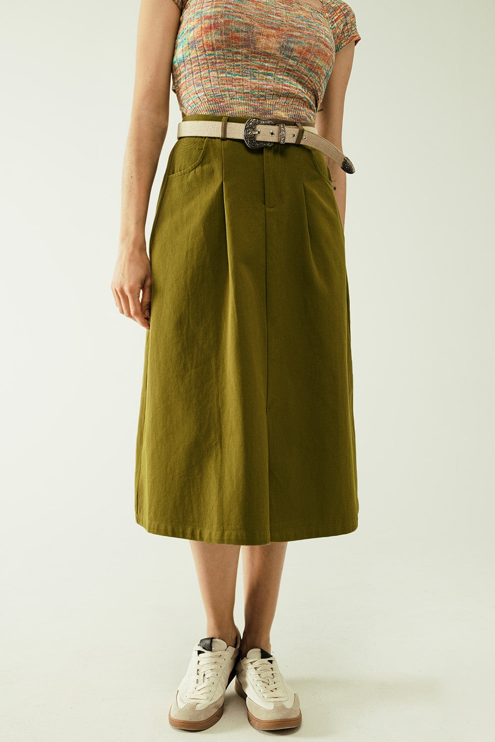 Q2 Una gonna midi linea con tasche in color khaki