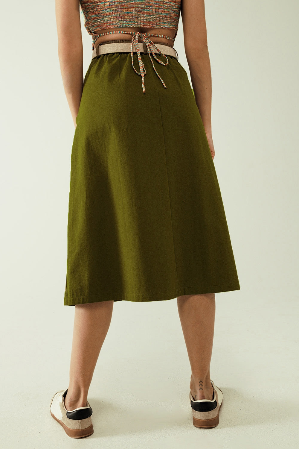 Una gonna midi linea con tasche in color khaki