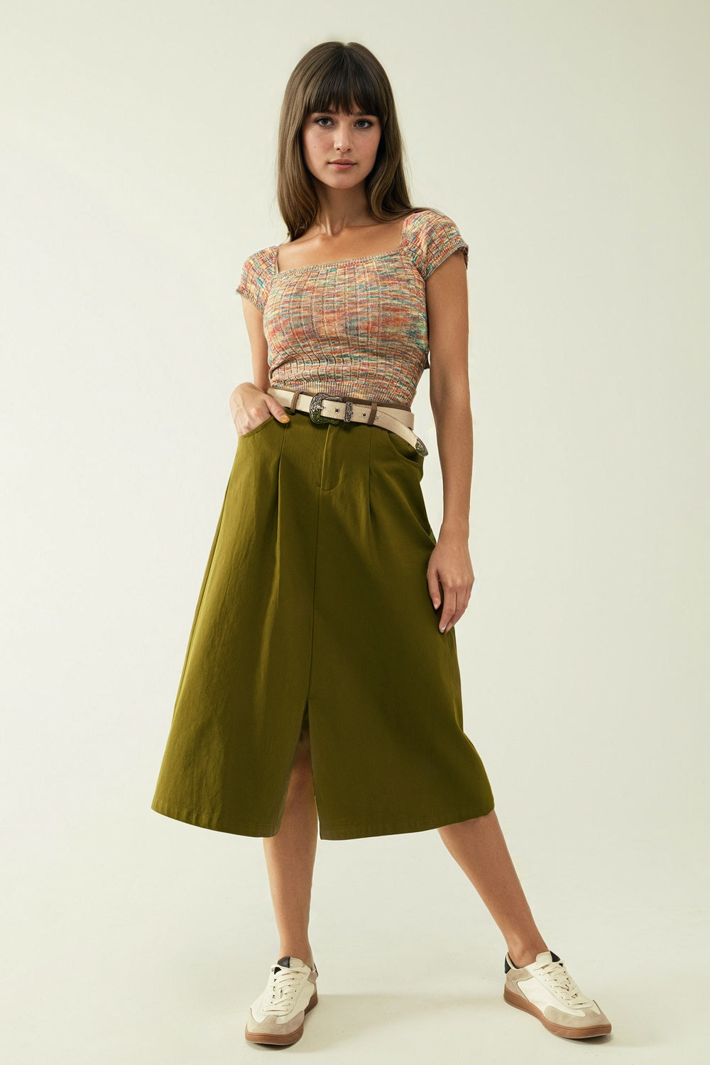 Una gonna midi linea con tasche in color khaki