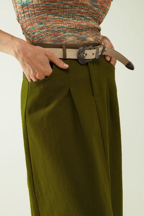 Una gonna midi linea con tasche in color khaki