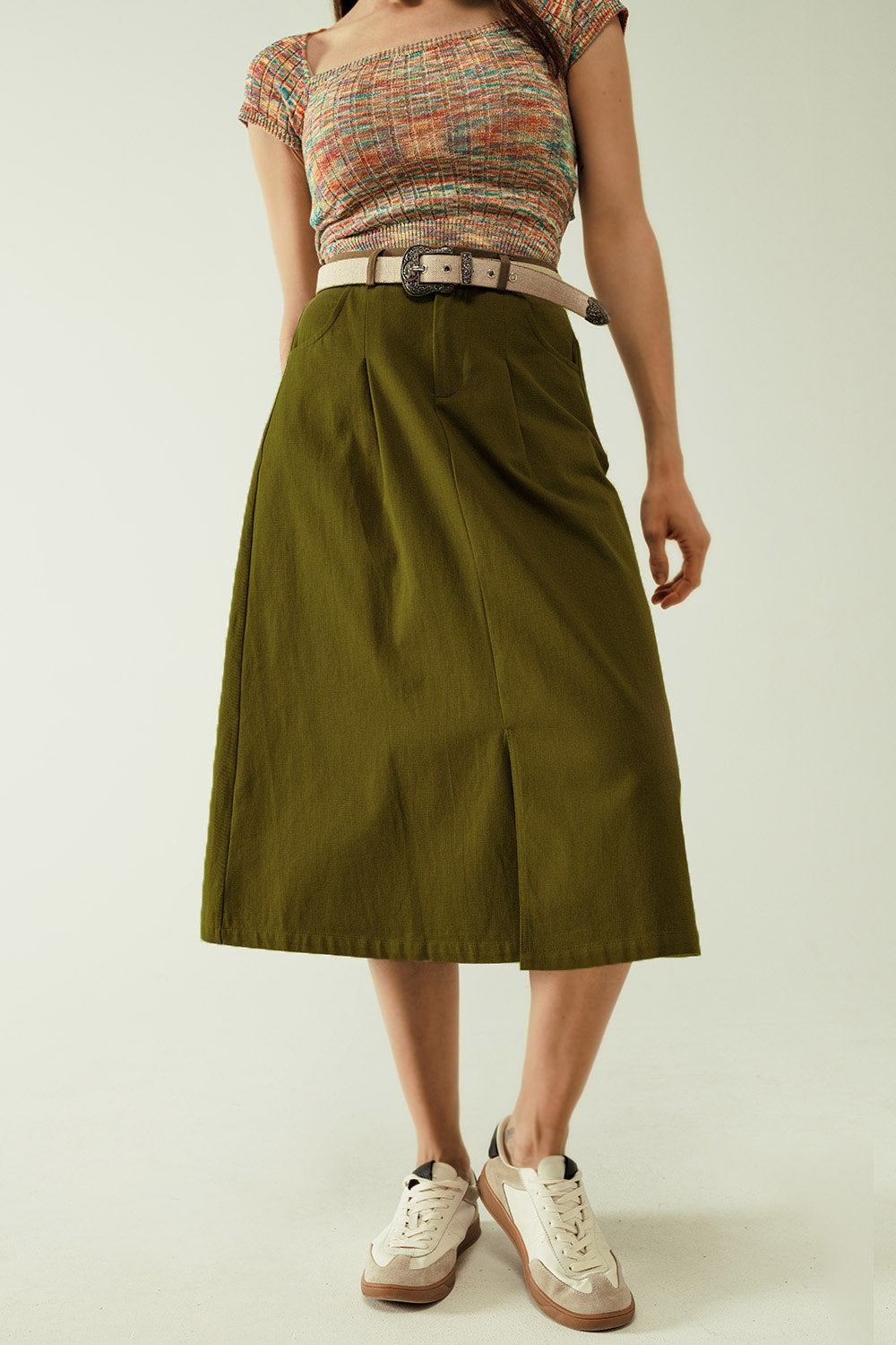 Una gonna midi linea con tasche in color khaki
