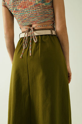 Una gonna midi linea con tasche in color khaki