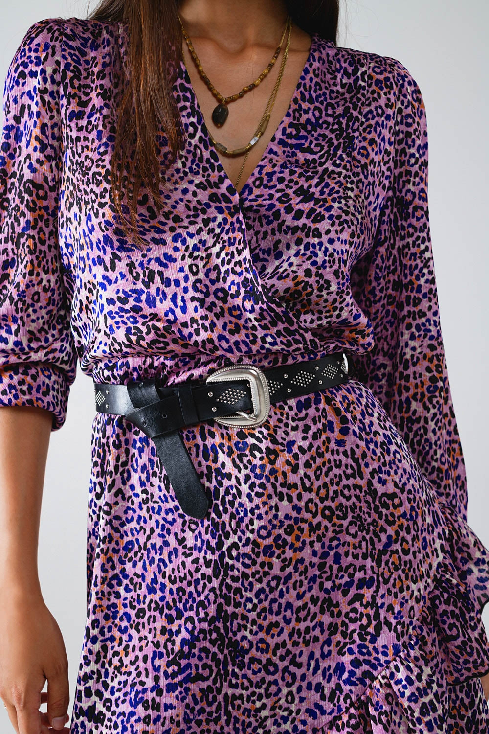Vestito avvolgente viola con stampa animalier e gonna con volant