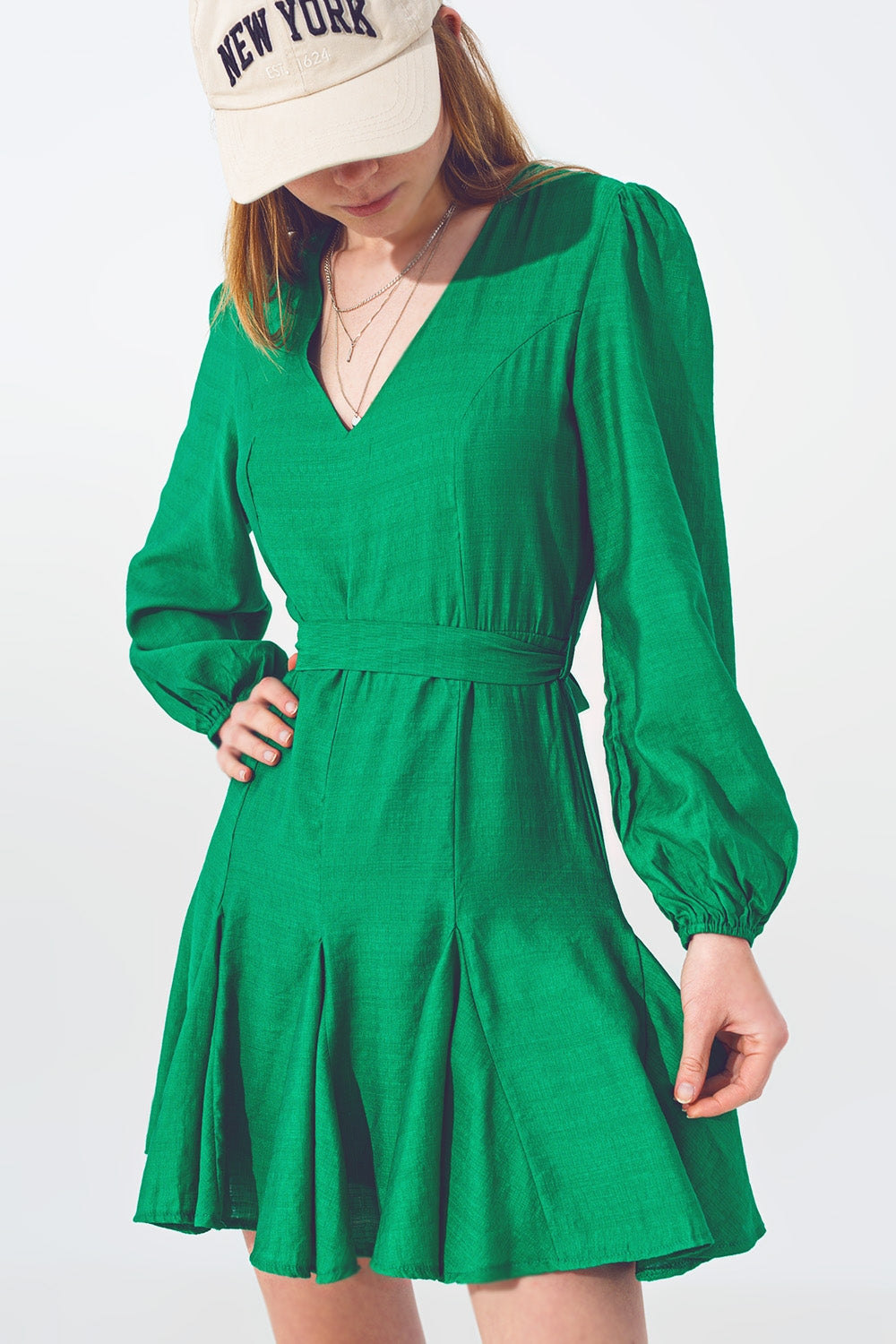 Vestito con balze e scollo a V in verde