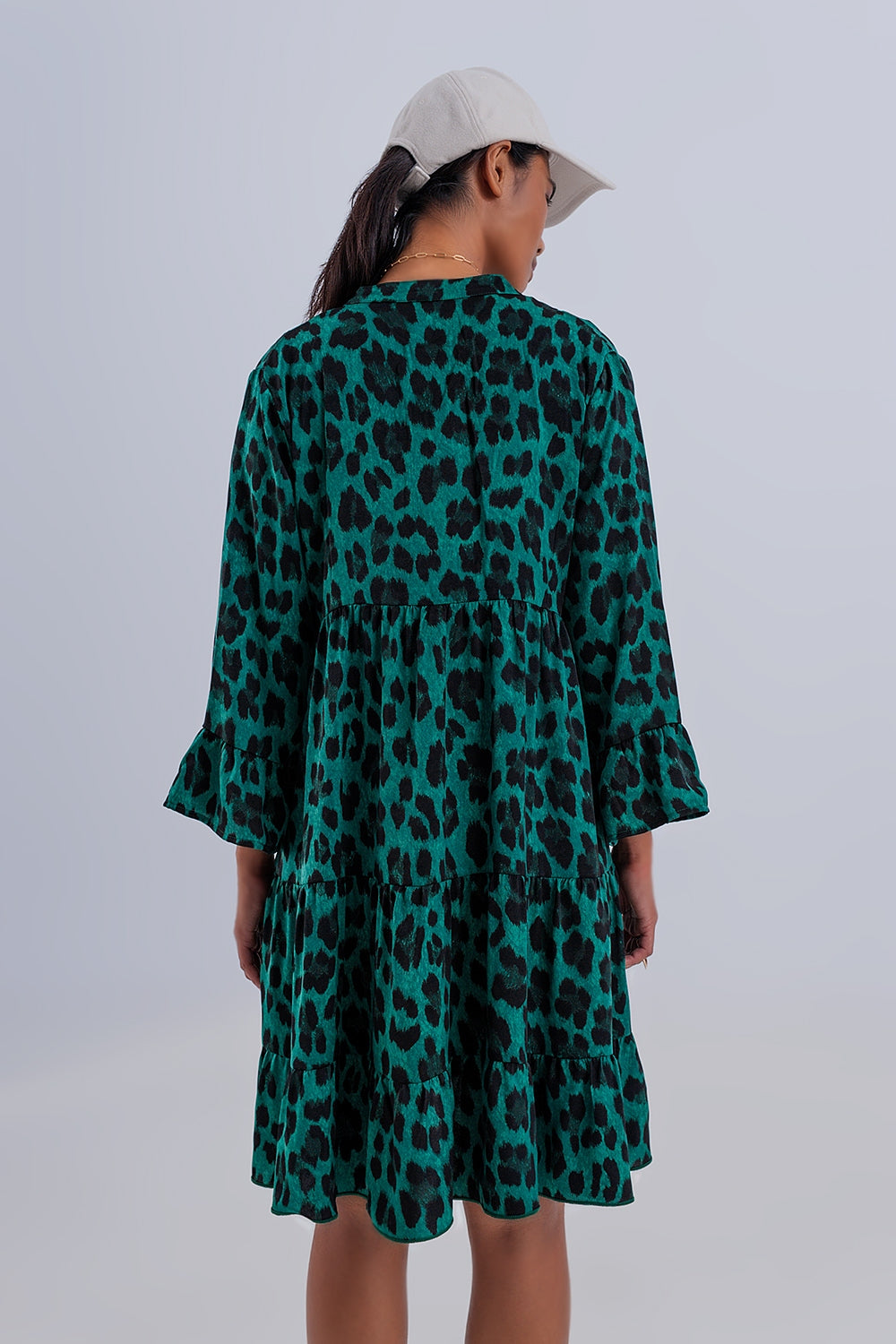 Vestito corto a balze con stampa animalier verde