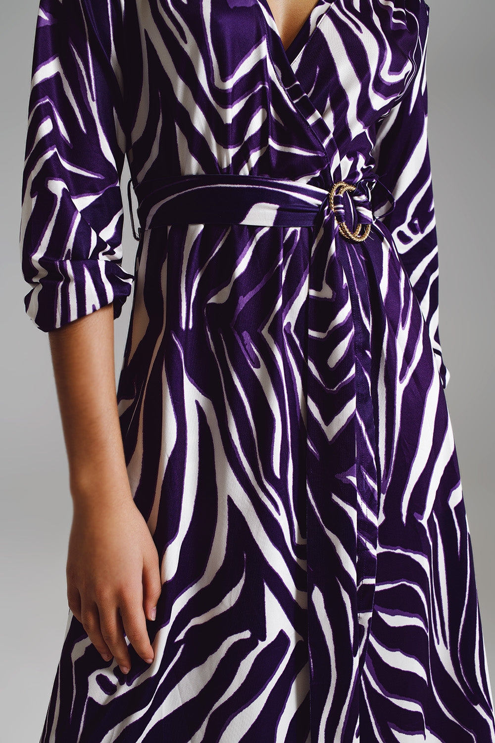 Vestito midi avvolgente con cintura in stampa zebra viola e crema