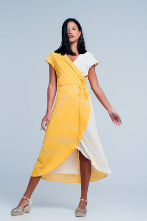 Vestito midi giallo a portafoglio con motivo a pois misti e taglio asimmetrico