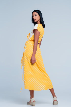 Vestito midi giallo a portafoglio con motivo a pois misti e taglio asimmetrico