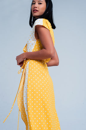 Vestito midi giallo a portafoglio con motivo a pois misti e taglio asimmetrico