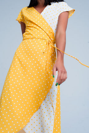 Vestito midi giallo a portafoglio con motivo a pois misti e taglio asimmetrico