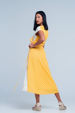 Vestito midi giallo a portafoglio con motivo a pois misti e taglio asimmetrico