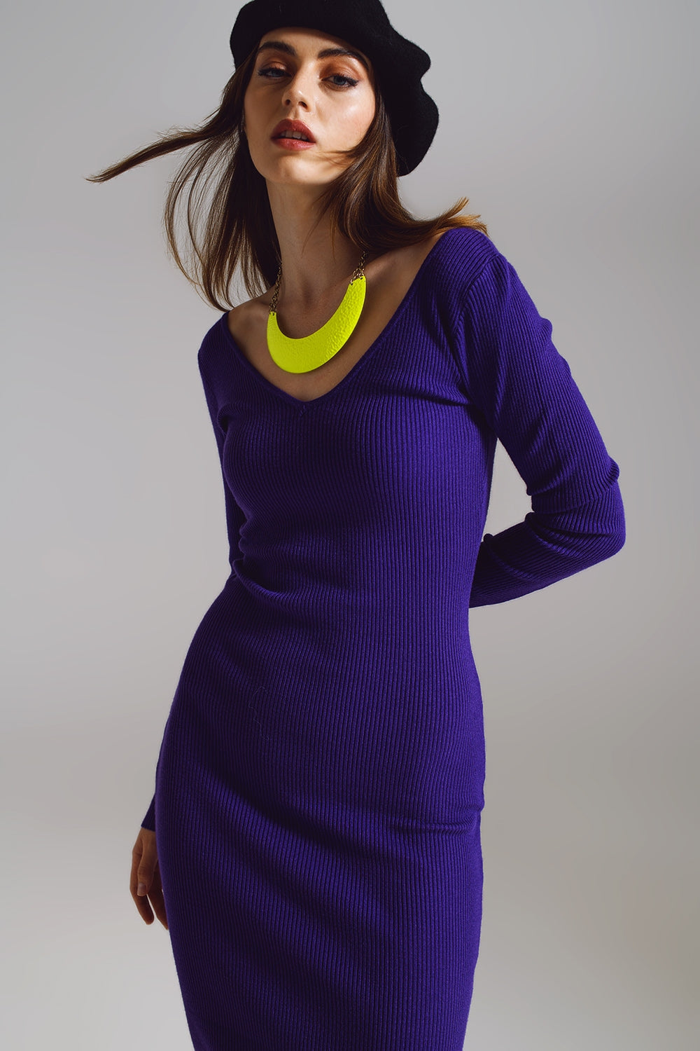 Vestito midi in maglia aderente con scollo a V in viola