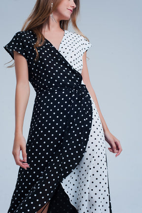 Vestito midi nero a portafoglio con motivo a pois misti e taglio asimmetrico