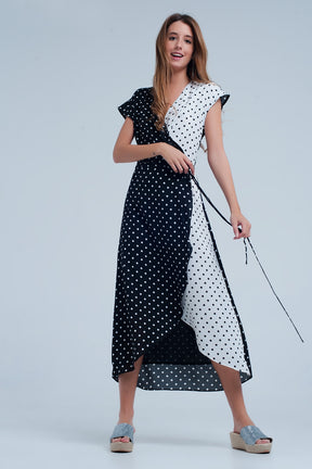 Vestito midi nero a portafoglio con motivo a pois misti e taglio asimmetrico