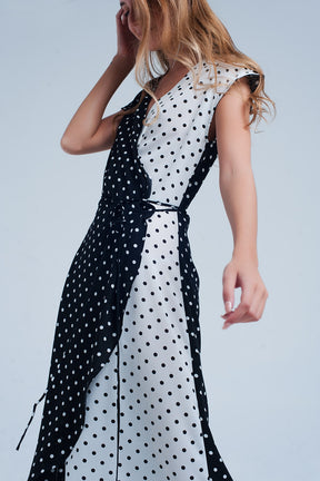 Vestito midi nero a portafoglio con motivo a pois misti e taglio asimmetrico