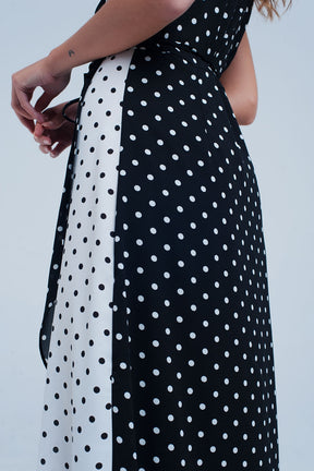 Vestito midi nero a portafoglio con motivo a pois misti e taglio asimmetrico