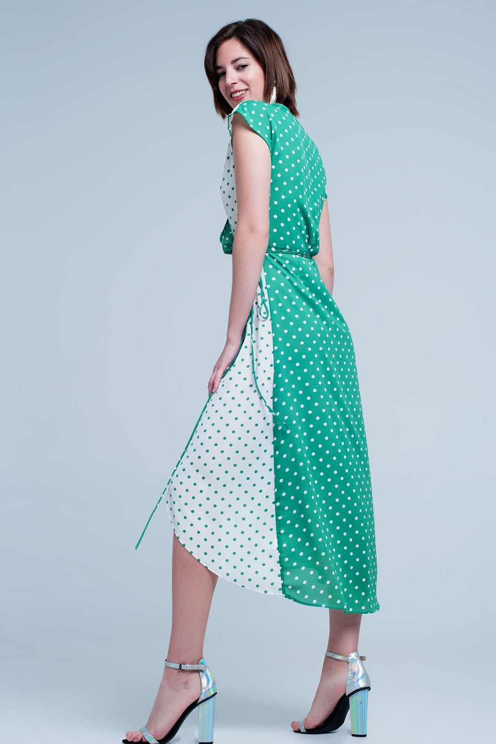 Vestito midi Verde a portafoglio con motivo a pois misti e taglio asimmetrico