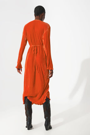 Vestito plissé in raso arancio e taglio a portafoglio
