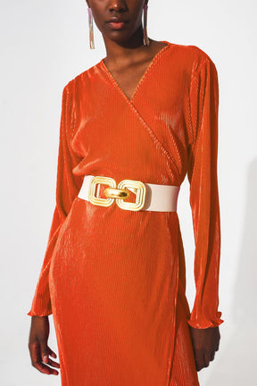 Vestito plissé in raso arancio e taglio a portafoglio