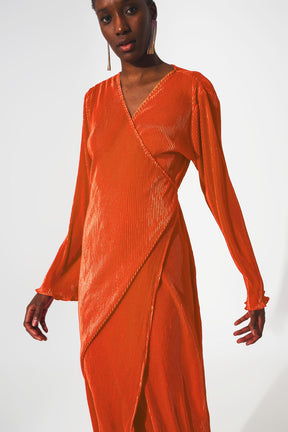 Vestito plissé in raso arancio e taglio a portafoglio