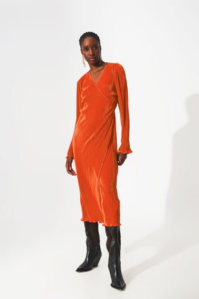 Vestito plissé in raso arancio e taglio a portafoglio