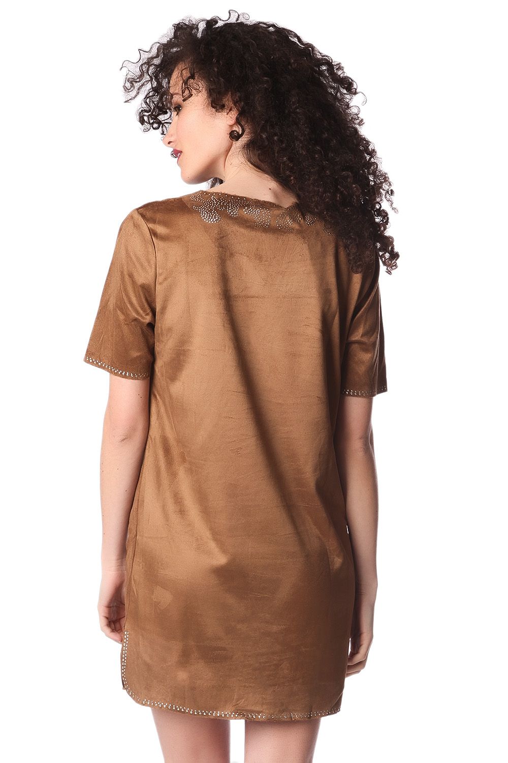 Vestito scamosciato beige con maniche a 3/4 e dettagli decorati