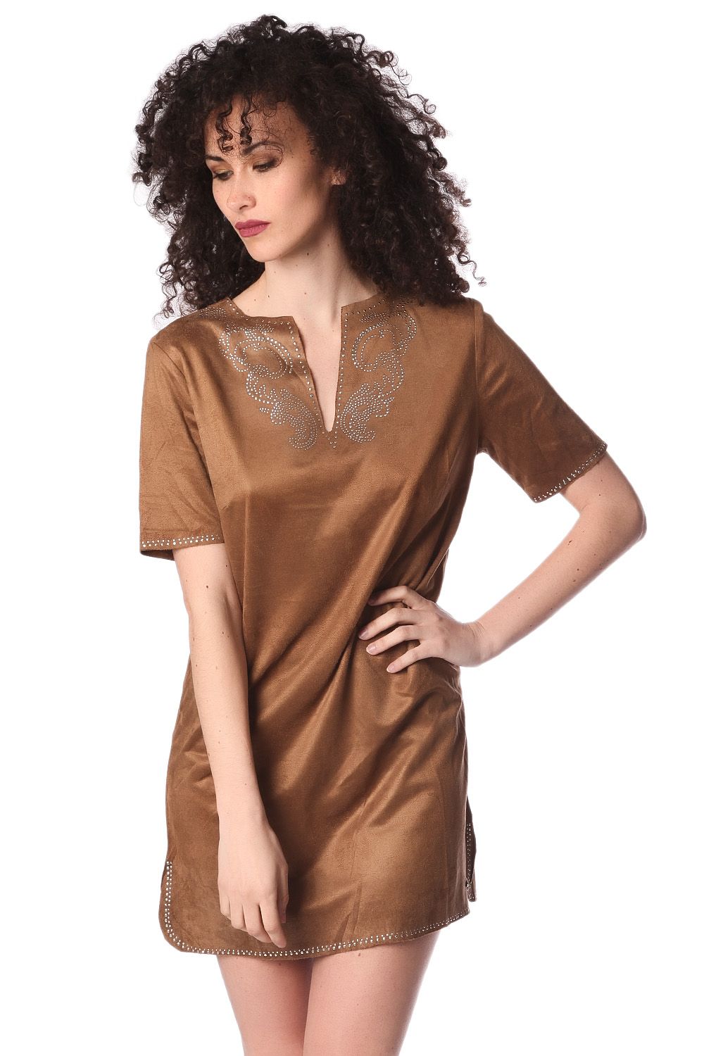 Q2 Vestito scamosciato beige con maniche a 3/4 e dettagli decorati